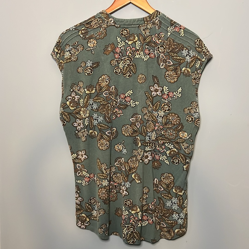 Sleeveless flower pattern top. Daniel Rainn size XL